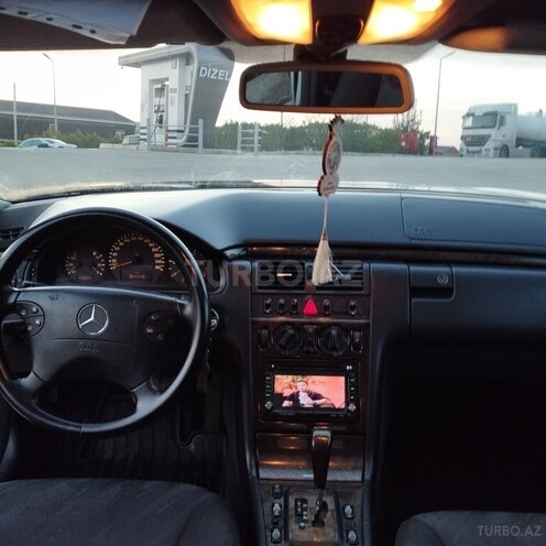 Mercedes E 270-10