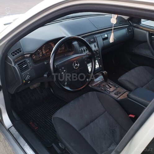 Mercedes E 270-11