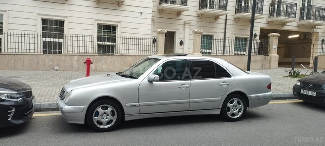 Mercedes E 270-9