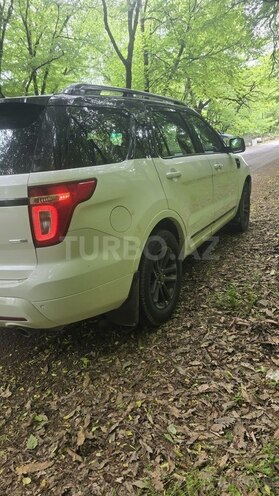 Ford Explorer-5