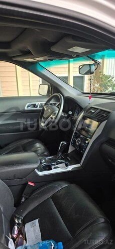 Ford Explorer-11
