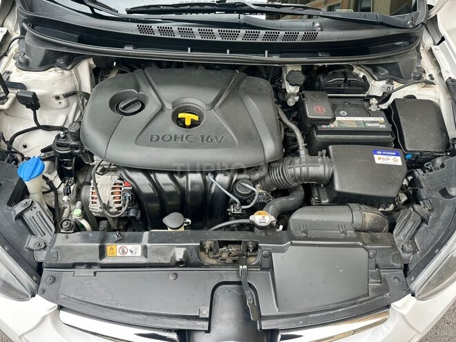 Hyundai Elantra-17
