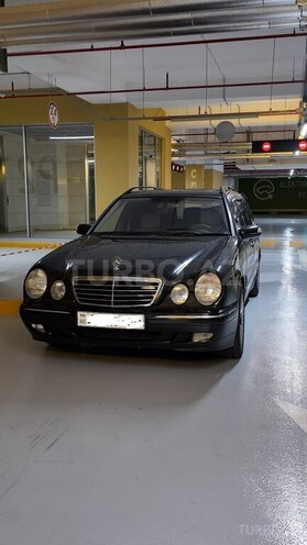 Mercedes E 270-1