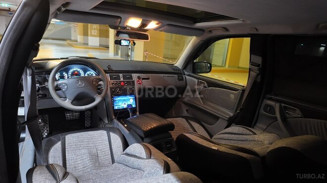 Mercedes E 270-8