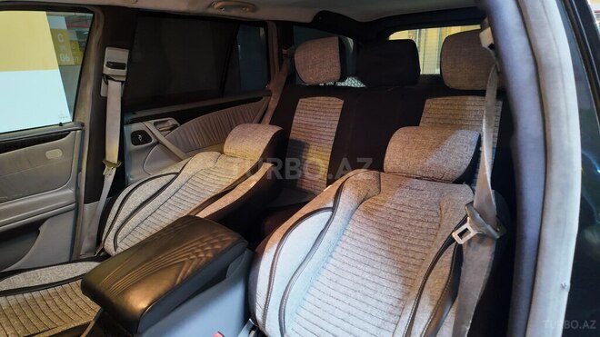 Mercedes E 270-9
