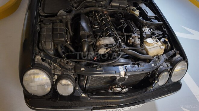 Mercedes E 270-6