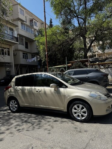 Nissan Tiida-5