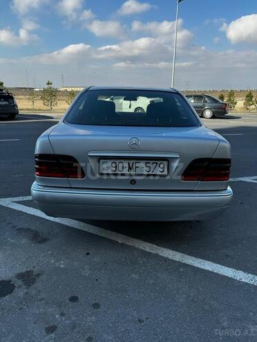 Mercedes E 220-17