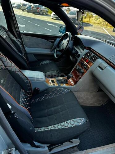 Mercedes E 220-11