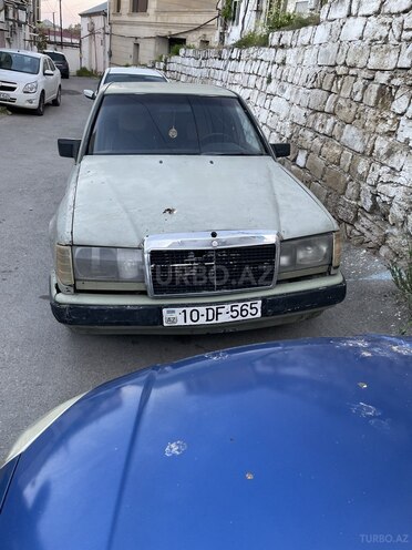 Mercedes 230 E-1