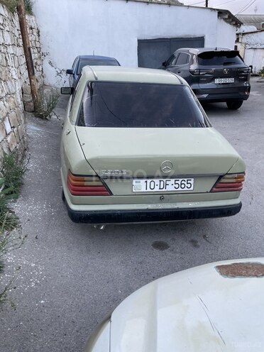 Mercedes 230 E-2