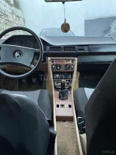 Mercedes 230 E-6