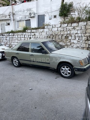 Mercedes 230 E-5
