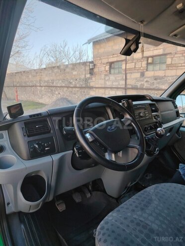 Ford Transit-12