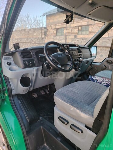 Ford Transit-13
