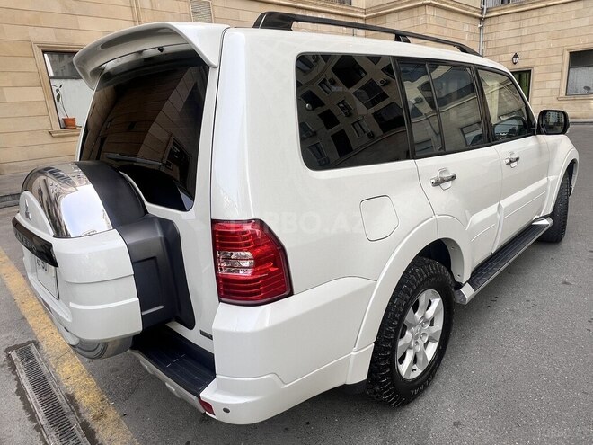 Mitsubishi Pajero-4