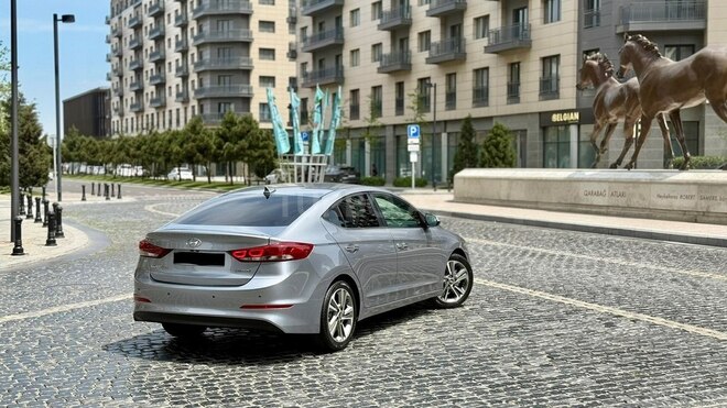 Hyundai Elantra-3