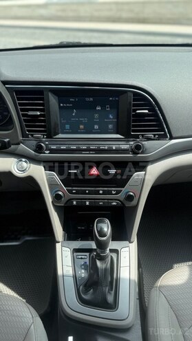 Hyundai Elantra-11