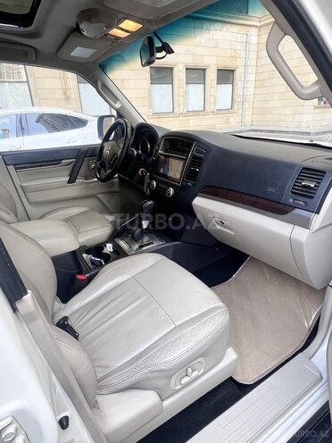 Mitsubishi Pajero-8