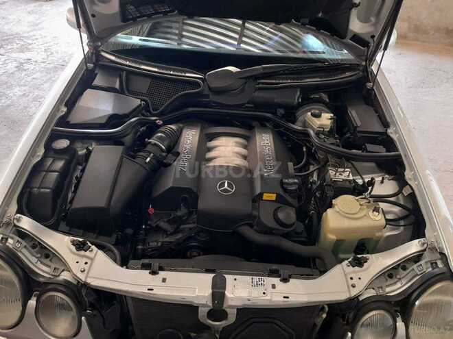 Mercedes E 280-11