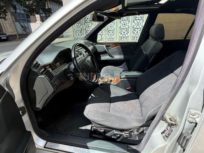 Mercedes E 240-11
