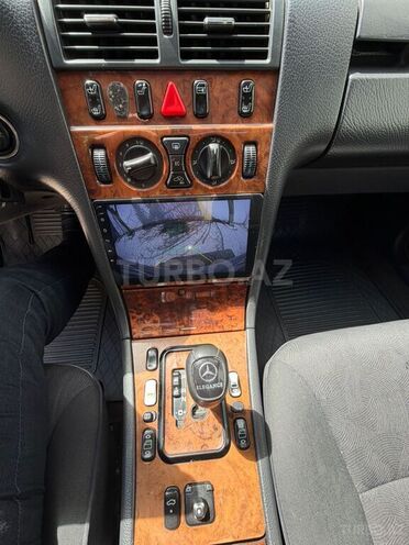 Mercedes E 240-21