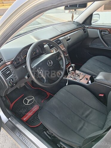Mercedes E 240-8
