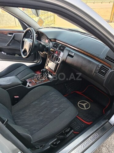 Mercedes E 240-11