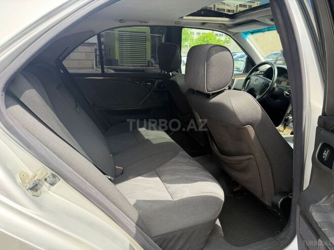 Mercedes E 240-13