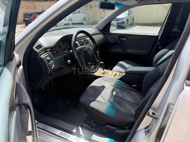 Mercedes E 240-16