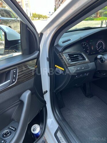 Hyundai Sonata-12