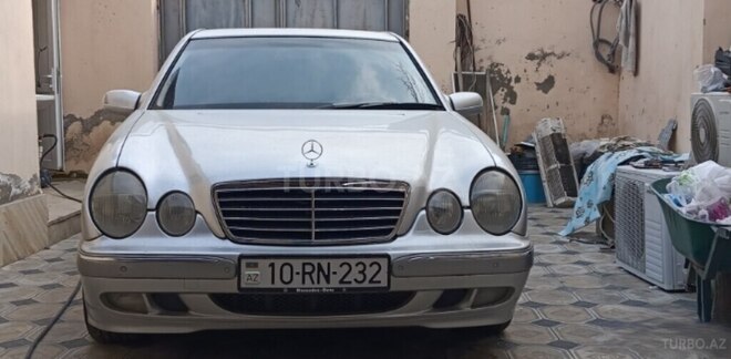 Mercedes E 240-1