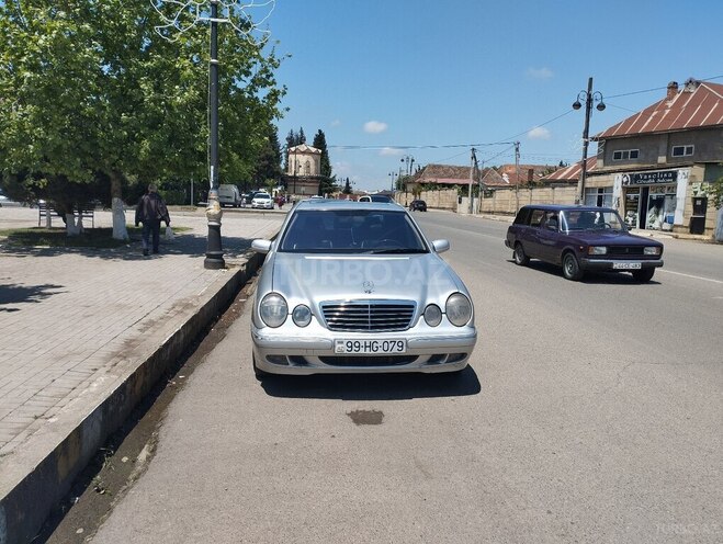 Mercedes E 270-1