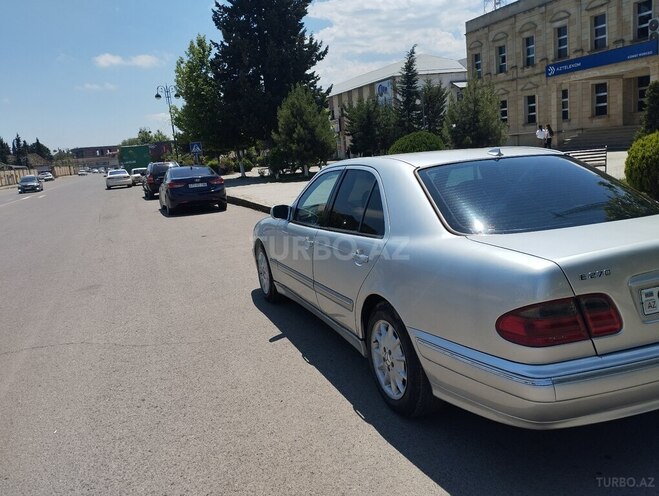 Mercedes E 270-7