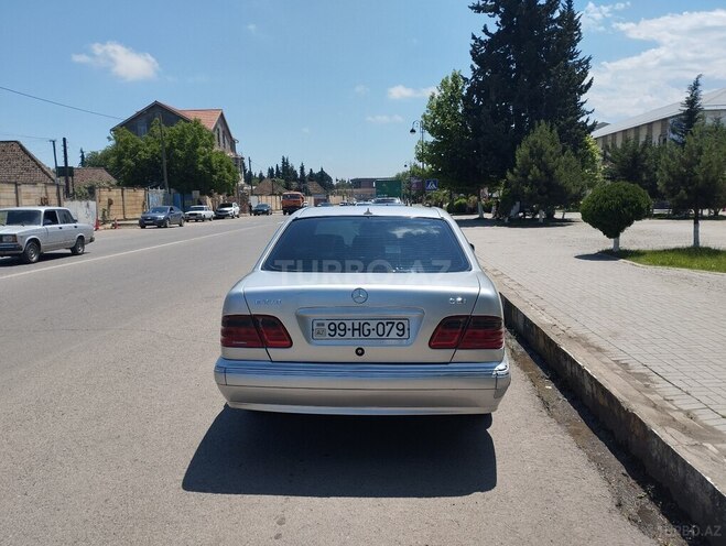 Mercedes E 270-4