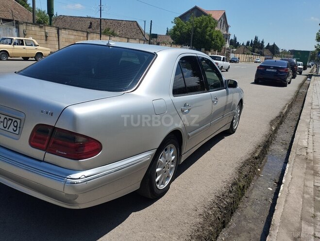 Mercedes E 270-6