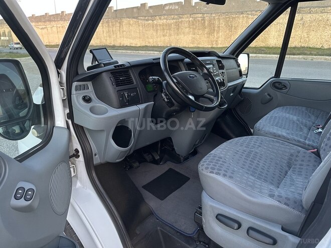 Ford Transit-12