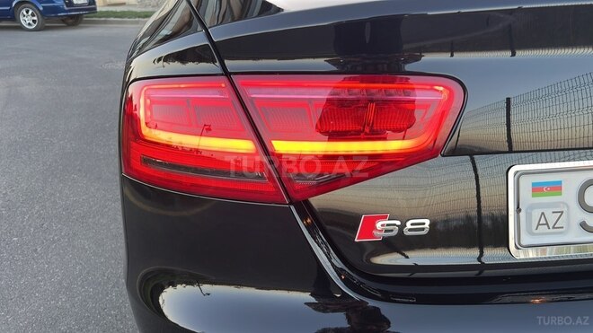 Audi S8-7