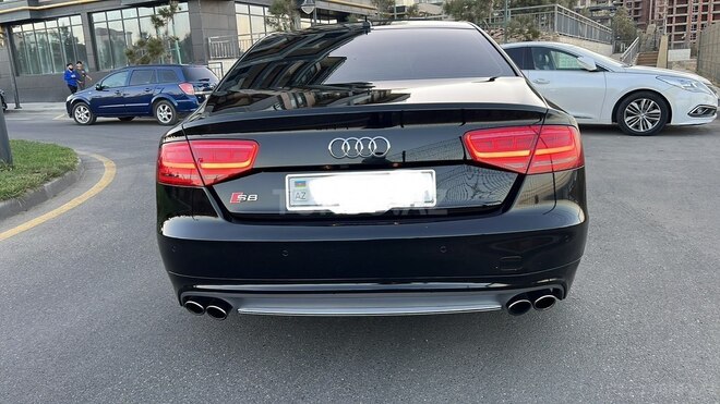Audi S8-6