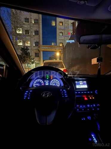 Hyundai Elantra-4