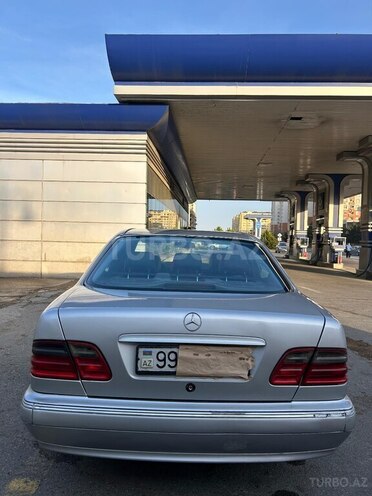 Mercedes E 200-10
