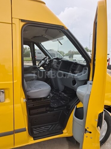Ford Transit-9