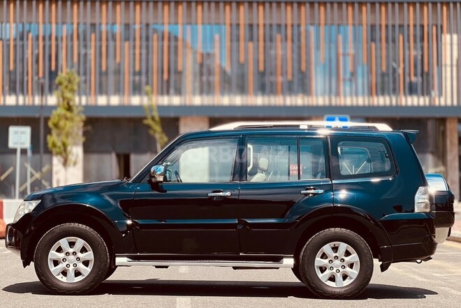 Mitsubishi Pajero-7