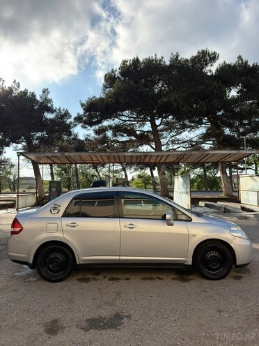 Nissan Tiida-4