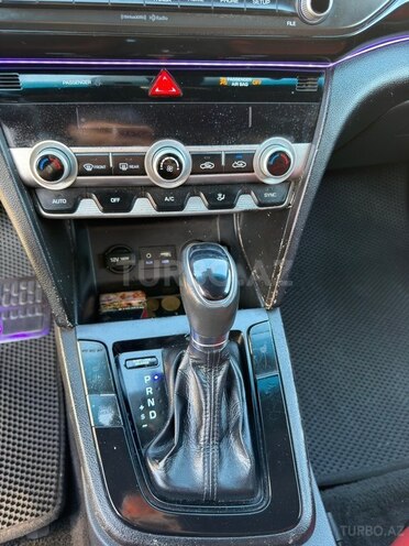 Hyundai Elantra-17
