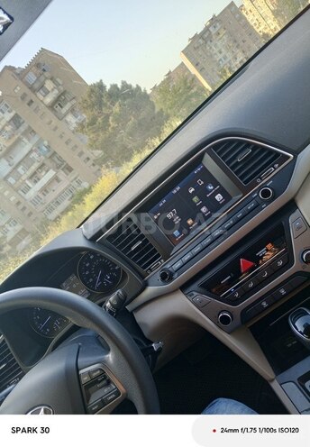 Hyundai Elantra-8
