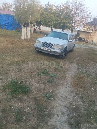 Mercedes E 220-1