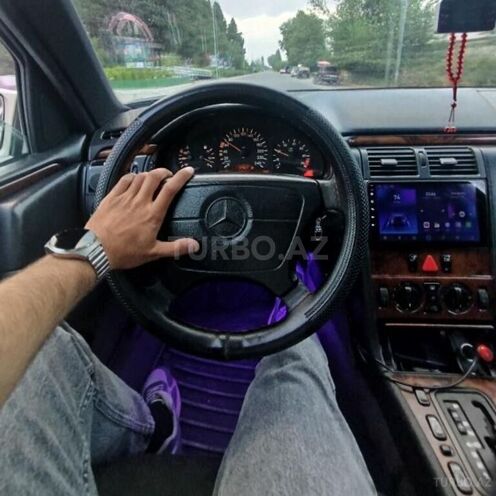 Mercedes E 240-11