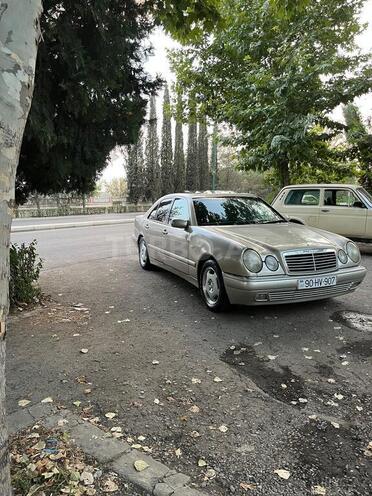 Mercedes E 240-2