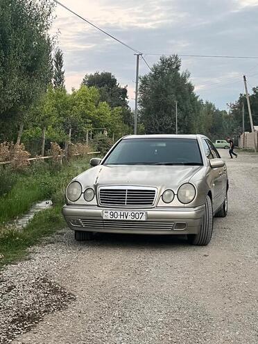 Mercedes E 240-1